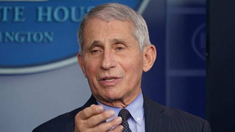 El director del Instituto Nacional de Alergias y Enfermedades Infecciosas, Anthony Fauci, durante la sesión informativa diaria en la Sala de Información Brady de la Casa Blanca en Washington, el 21 de enero de 2021. (Mandel Ngan/AFP a través de Getty Images)