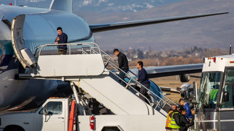 Un detenido del Servicio de Inmigración y Control de Aduanas de Estados Unidos abordando un vuelo chárter de Swift Air en el Centro Aéreo McCormick el 18 de febrero de 2020 en Yakima, Washington. (David Ryder/Getty Images)

