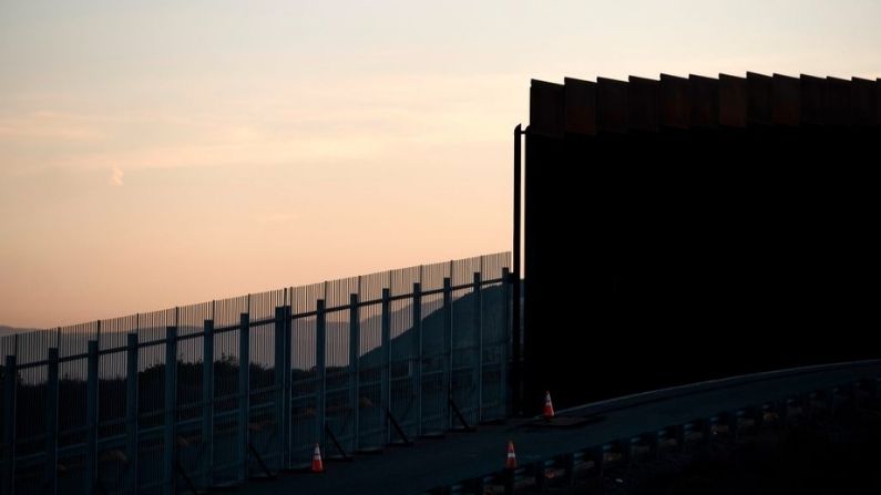 Una sección de reemplazo del muro fronterizo entre Estados Unidos y México se ve desde Playas de Tijuana, estado de Baja California, México, el 16 de enero de 2021. (GUILLERMO ARIAS/AFP vía Getty Images)