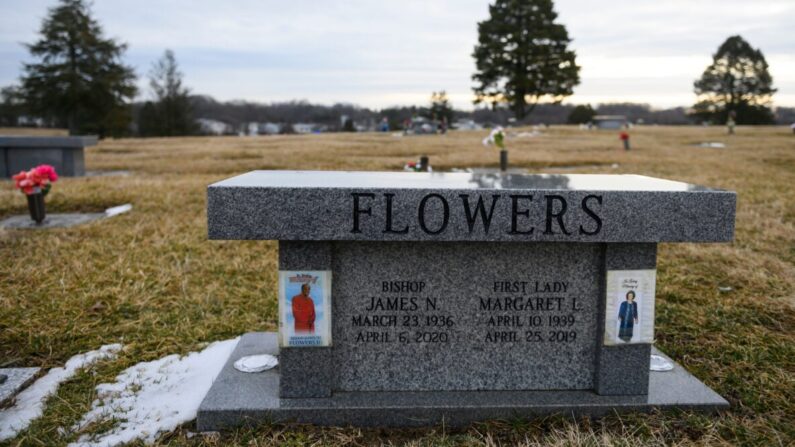 La tumba del obispo James N. Flowers, que falleció de COVID-19 en abril de 2020, se ve en un cementerio de Hyattsville, Maryland, el 23 de febrero de 2021. (Andrew Caballero-Reynolds/AFP vía Getty Images)
