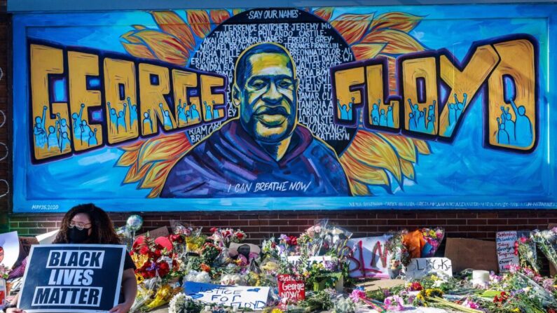 Flores, carteles y globos se dejan cerca de un monumento improvisado a George Floyd cerca del lugar donde murió en Minneapolis, Minnesota. (Kerem Yucel/AFP vía Getty Images)

