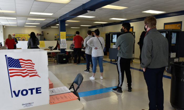 Varios votantes acuden a votar al centro de votación situado en la Sara Smith Elementary, en el Distrito de Buckhead, en Atlanta, durante la segunda vuelta de las elecciones al Senado de Georgia, el 5 de enero de 2021. (Virginie Kippelen/AFP vía Getty Images)