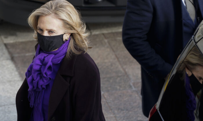 La exsecretaria de Estado de EE.UU., Hillary Clinton, llega al Capitolio antes de la toma de mando del presidente Joe Biden en Washington el 20 de enero de 2021. (Melina Mara/Pool/Getty Images)