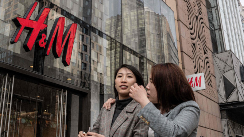 La gente pasa por delante de una tienda de la empresa de ropa sueca H&M en Beijing, el 25 de marzo de 2021. (Nicolas Asfouri/AFP vía Getty Images)
