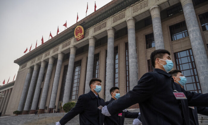 Fuerzas de seguridad china lleva máscaras protectoras mientras marcha durante la apertura de la Conferencia Consultiva Política del Pueblo Chino en el Gran Salón del Pueblo en Beijing, China, el 4 de marzo de 2021. (Kevin Frayer/Getty Images)