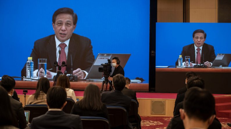 El portavoz de la Asamblea Popular Nacional, Zhang Yesui, es visto en grandes pantallas durante una videoconferencia de prensa, como precaución para la prevención del COVID-19 en Beijing, China, el 4 de marzo de 2021. (Kevin Frayer/Getty Images)
