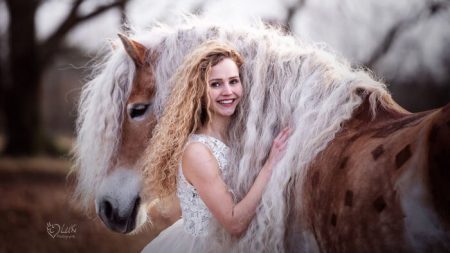 Hermosa yegua «Rapunzel» con su increíble crin dorada era el «sueño de la infancia» de su dueña