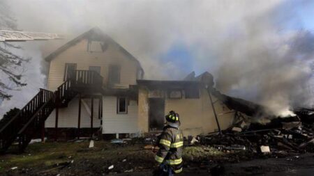 Incendio masivo en residencia de ancianos de Nueva York deja un muerto y un bombero desaparecido