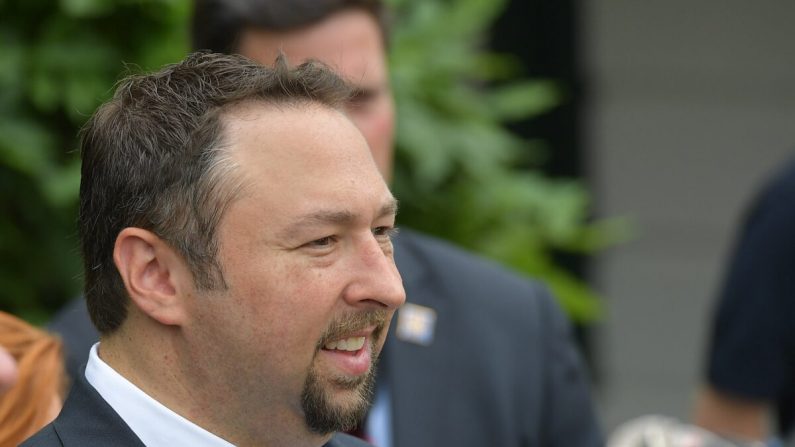 Foto de archivo: Jason Miller espera la salida del presidente Donald Trump del Marine One en el Jardín Sur de la Casa Blanca en Washington el 17 de junio de 2017. (Mandel Ngan/AFP vía Getty Images)
