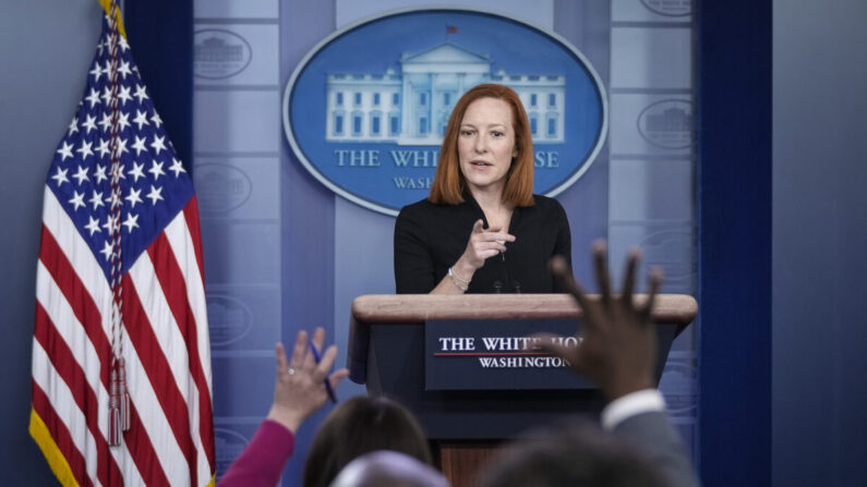 La secretaria de prensa de la Casa Blanca, Jen Psaki, durante la rueda de prensa diaria en la Casa Blanca el 30 de marzo de 2021. (Drew Angerer/Getty Images)