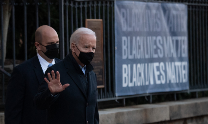 El presidente Joe Biden sale de la iglesia católica de la Santísima Trinidad en Washington el 6 de marzo de 2021. (Saul Loeb/AFP vía Getty Images)