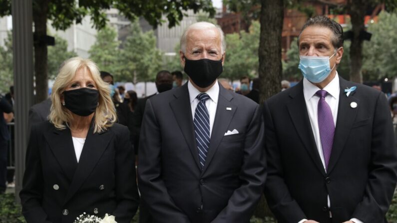 Joe Biden, en el centro, asiste a un servicio conmemorativo del 11 de septiembre con el gobernador de Nueva York Andrew Cuomo y Jill Biden en la ciudad de Nueva York el 11 de septiembre de 2020. (Amr Alfiky/Pool/Getty Images)
