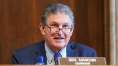 Manchin dice que seguirá apoyando el aumento del salario mínimo de 11 dólares