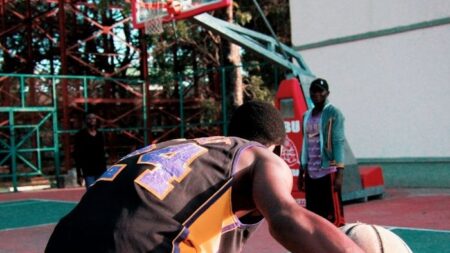 Robada de balón viral: estudiante recibe una lección de baloncesto del rector de su universidad