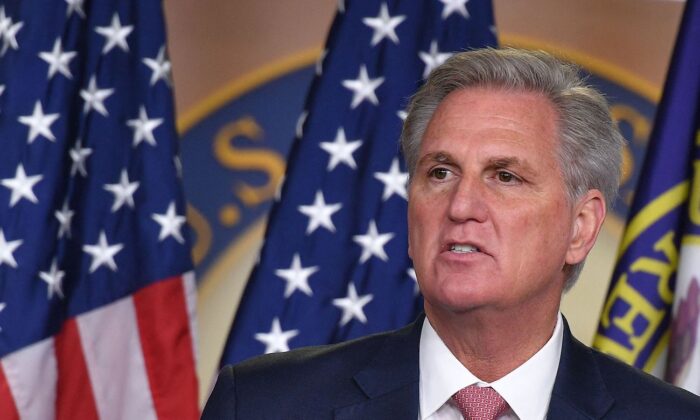 El líder republicano de la Cámara de Representantes, Kevin McCarthy (R-Calif), habla durante su rueda de prensa semanal en el Capitolio, en Washington, el 18 de marzo de 2021. (Mandel Ngan/AFP vía Getty Images)