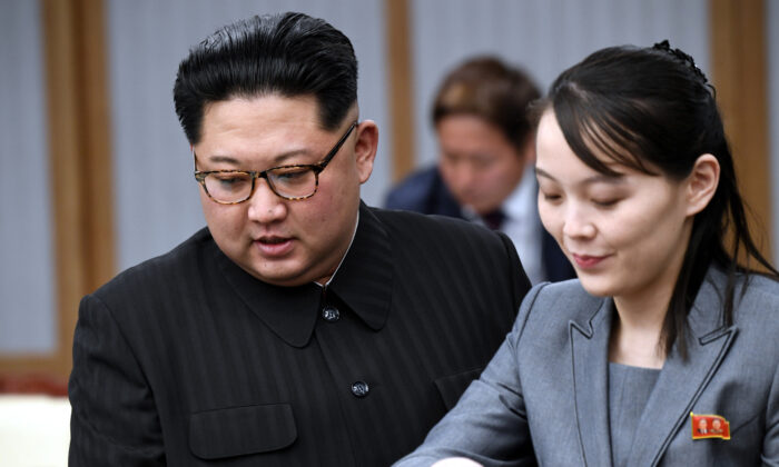 El líder norcoreano Kim Jong Un (izq.) y su hermana Kim Yo Jong asisten a la Cumbre Intercoreana en la Casa de la Paz en Panmunjom, Corea del Sur, el 27 de abril de 2018. (Grupo de prensa de la Cumbre de Corea/Getty Images)