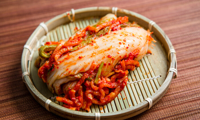 El kimchi es una guarnición coreana popular que se come con muchas comidas. Está hecho de repollo fermentado y especias, con muchas variaciones posibles. (Samira Bouaou/La Gran Época)
