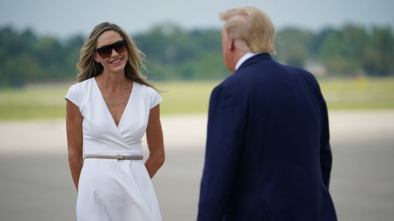 El presidente Donald Trump, con su nuera Lara Trump, llega al aeropuerto internacional de Wilmington, en Carolina del Norte, el 2 de septiembre de 2020. (Mandel Ngan/AFP vía Getty Images)
