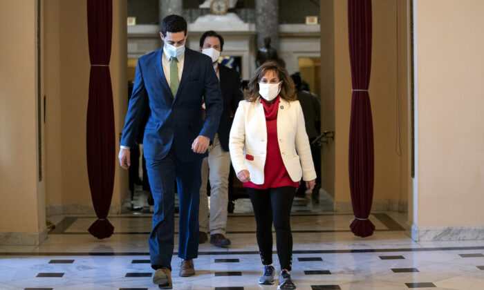 La representante Lisa McClain (R-Mich.) camina hacia el pleno de la Cámara de Representantes en el Capitolio de Estados Unidos en Washington el 13 de enero de 2021. (Stefani Reynolds/Getty Images)
