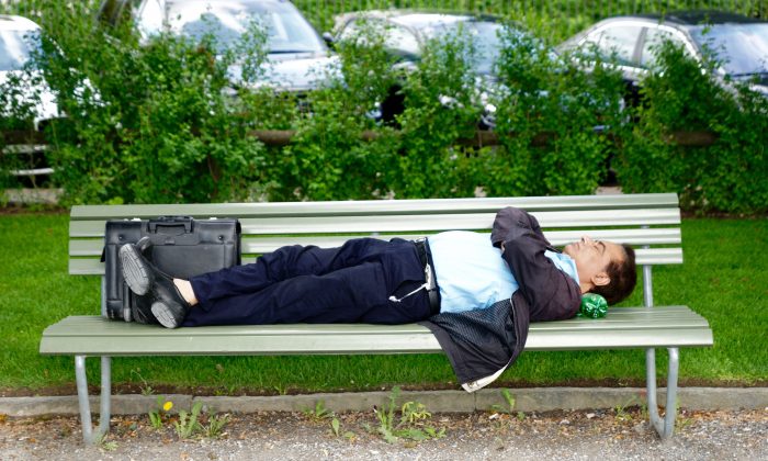Puede que una siesta por la tarde no sea aceptable en muchos lugares de trabajo, pero eso es solo porque algunas empresas no saben lo que es bueno para ellos. (Pixabay)