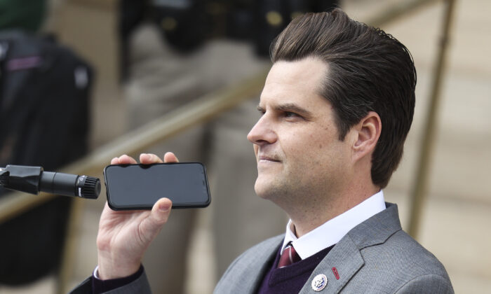 El representante Matt Gaetz (R-Fla.) sostiene un smartphone frente a un micrófono mientras Donald Trump Jr. le habla, de forma remota, a una multitud durante un mitin contra la representante Liz Cheney (R-WY) en Cheyenne, Wyoming, el 28 de enero de 2021. (Michael Ciaglo/Getty Images)