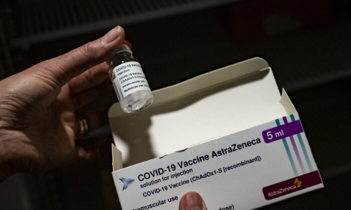 Un miembro del personal médico muestra la vacuna Oxford-AstraZeneca en un centro de vacunación instalado en el estadio Velódromo de Marsella, Francia, el 15 de marzo de 2021. (Arnold Jerocki/Getty Images)