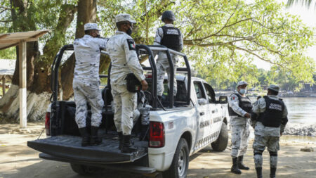 Encuentran cientos de inmigrantes ilegales en camiones cerca de la frontera entre México y Guatemala