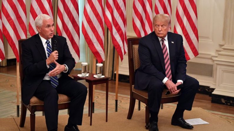 El vicepresidente Mike Pence y el presidente Donald Trump asisten al evento "Haciendo que los niños americanos regresen a la escuela de forma segura" en la Sala de Estado de la Casa Blanca en Washington, el 12 de agosto de 2020. (Nicholas Kamm/AFP a través de Getty Images)