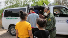 Hacinan a 4100 inmigrantes ilegales, la mayoría niños, en instalación fronteriza destinada para 250