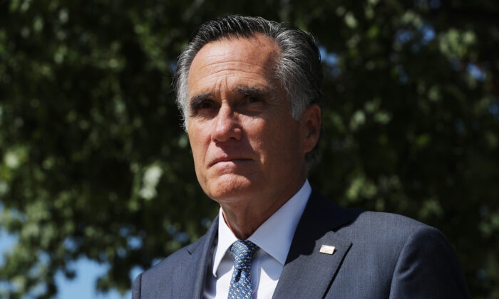 El senador Mitt Romney (R-Utah) sale de una reunión de senadores del Partido Republicano que tuvo lugar en las oficinas del Comité Nacional Republicano del Senado en Washington el 22 de septiembre de 2020. (Chip Somodevilla/Getty Images)