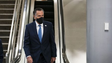 Atienden al senador Mitt Romney en un hospital tras sufrir una caída