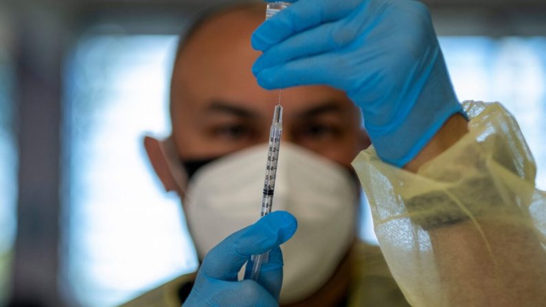 Un trabajador sanitario prepara una inyección de la vacuna Moderna en Puerto Rico, el 10 de marzo de 2021. (Ricardo Arduengo/AFP vía Getty Images)

