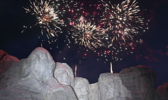 Los fuegos artificiales estallan sobre el Monumento Nacional Monte Rushmore durante un evento del Día de la Independencia al que asistió el presidente Donald Trump en Keystone, S.D., el 3 de julio de 2020. (Saul Loeb/AFP a través de Getty Images)