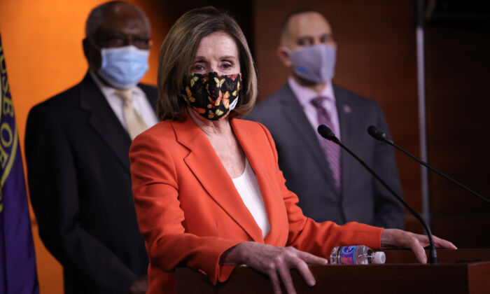 La presidenta de la Cámara de Representantes, Nancy Pelosi (D-CA), habla durante una conferencia de prensa en el Capitolio de Estados Unidos el 2 de marzo de 2021 en Washington. (Win McNamee/Getty Images)