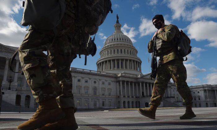 Soldados de la Guardia Nacional patrullan los alrededores del Capitolio de EE. UU. en Washington el 6 de marzo de 2021. (Olivier Douliery/AFP vía Getty Images)