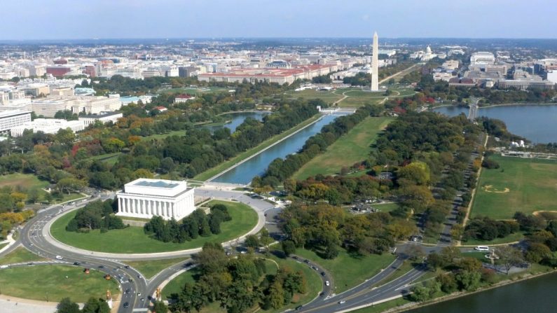 El Monumento a Lincoln (izq.), el Monumento a Washington (cen.) y el Capitolio de los Estados Unidos (der.) en el National Mall en Washington el 17 de octubre de 2012. (AFP/Saul Loeb/Getty Images)