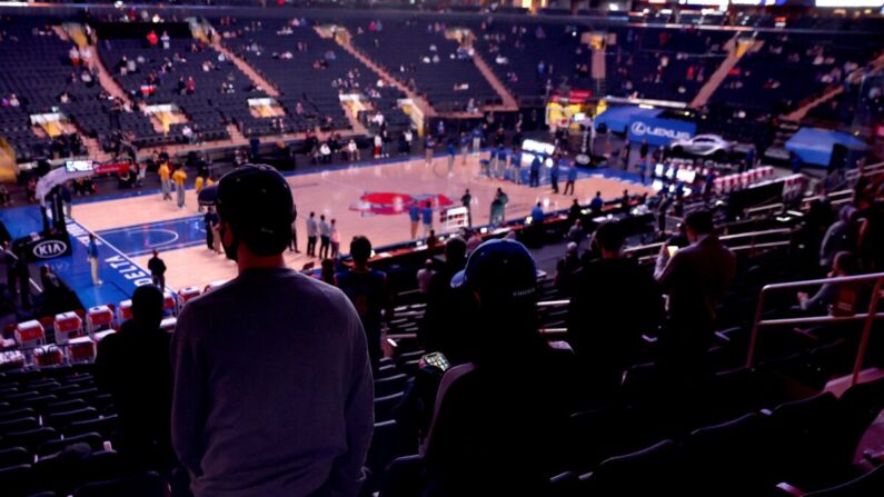 Se ve a los aficionados en las gradas antes de un partido en el Madison Square Garden de Nueva York el 27 de febrero de 2021. (Elsa/Getty Images)
