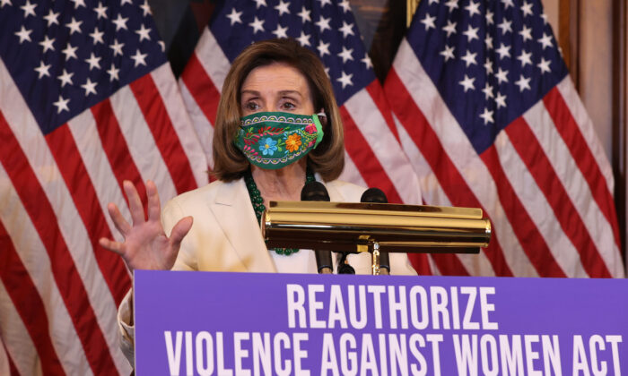 La presidente de la Cámara de Representantes, Nancy Pelosi (D-Calif.), habla durante una conferencia de prensa sobre la renovación de la Ley contra la Violencia a las Mujeres, en el Salón Rayburn del Capitolio de Estados Unidos, en Washington, el 17 de marzo de 2021. (Chip Somodevilla/Getty Images)