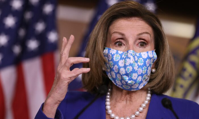 La presidenta de la Cámara de Representantes, Nancy Pelosi (D-Calif.), habla con los periodistas en el Capitolio en Washington el 19 de marzo de 2021. (Graeme Jennings/Pool/AFP vía Getty Images)