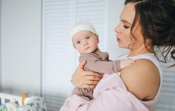 Es probable que los impactos del COVID-19 tengan efectos duraderos en las personas más jóvenes que lo experimenten, los recién nacidos con padres que luchan bajo el encierro. (polina-tankilevitch en pexels)