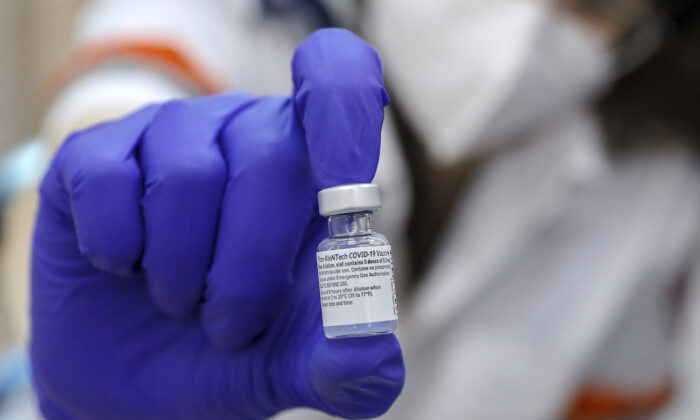 Un vial de la vacuna contra la COVID-19 de Pfizer-BioNTech. (Ahmad Gharabli/AFP vía Getty Images)