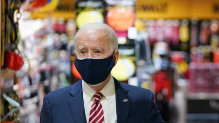 Biden ignora la pregunta sobre la crisis fronteriza mientras visita pequeña empresa en D. C.