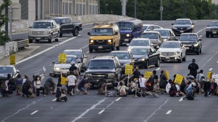 Oklahoma aprueba proyecto de ley que protege a conductores que atropellen activistas violentos