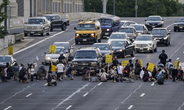 Manifestantes bloquean el tráfico en la Interestatal 395 mientras marchan desde el Parque Lafayette en Washington, D.C., el 15 de junio de 2020. (Drew Angerer/Getty Images)