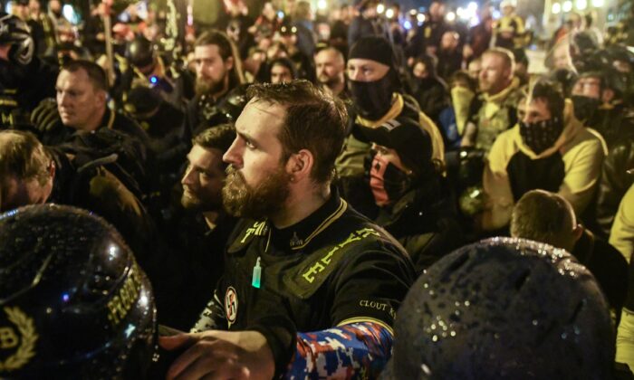 Miembros de los Proud Boys rezan por un miembro que fue apuñalado durante una protesta en Washington el 12 de diciembre de 2020. (Stephanie Keth/Getty Images)