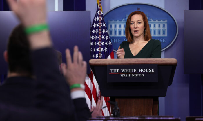 La Secretaria de Prensa de la Casa Blanca, Jen Psaki, habla durante una sesión informativa en la Casa Blanca en Washington, el 25 de febrero de 2021. (Alex Wong/Getty Images)