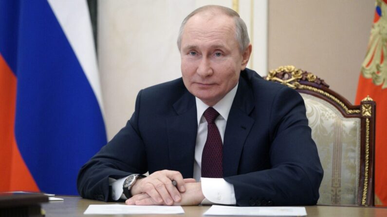 El líder ruso Vladimir Putin se reúne con miembros del público de Crimea a través de un enlace de video en Moscú el 18 de marzo de 2021. (Alexey Druzhinin/Sputnik/AFP vía Getty Images)