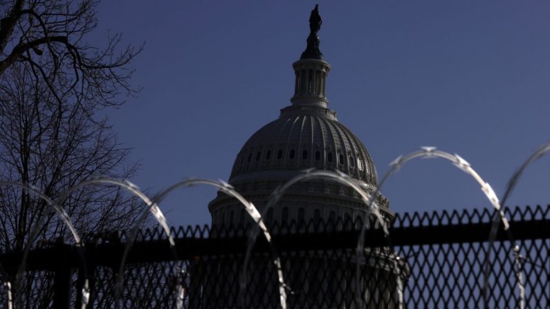 Alambre en la parte superior de la valla temporal que rodea el Capitolio de los Estados Unidos, en Washington el 4 de marzo de 2021. (Alex Wong/Getty Images)