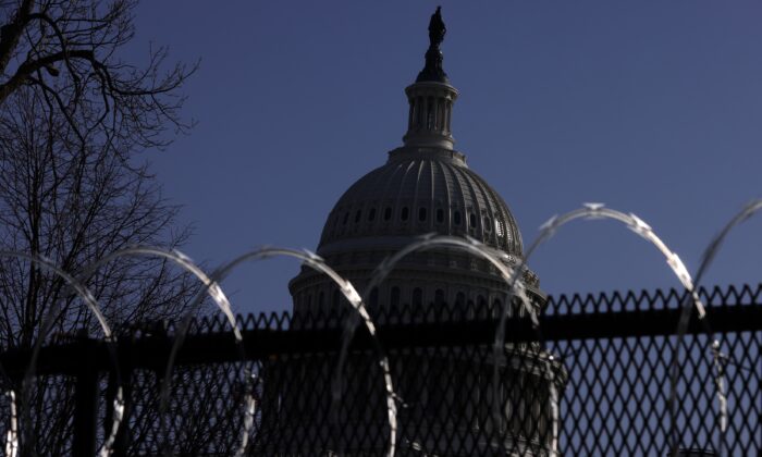 Alambre de púas colocado en la parte superior de una valla temporal en el Capitolio de EE.UU., en Washington, el 4 de marzo de 2021. (Alex Wong/Getty Images)
