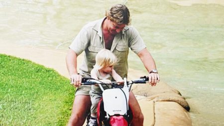 Robert Irwin revive sus preciados recuerdos montando motocicleta de montaña de su difunto padre Steve